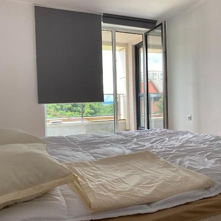 The Ideal Apartment Burgas Bagian luar foto