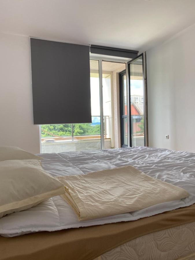 The Ideal Apartment Burgas Bagian luar foto